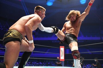  ザック(左)を２分足らずで料理した内藤（東スポWeb）