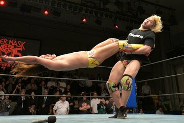 小河（右）にジャイアントスイングの奇襲を食らった黒潮