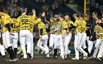  主砲・大山(右)の隣で勝利の喜びをかみしめる阪神・佐藤輝