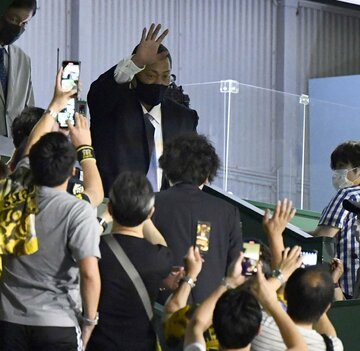 ファンに手をふりながら引き上げる清原氏