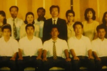 父・純一郎と部活の行事に参加する高校生の進次郎（真ん中、一列目）
