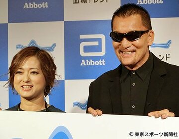  蝶野正洋（右）と大神いずみ