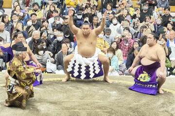 横綱土俵入りを行う豊昇龍（中央）