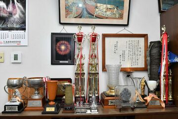各種大会・競技会のトロフィーが並ぶ