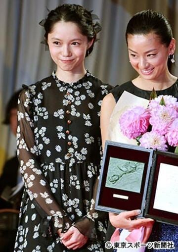  助演女優賞の尾野真千子（右）と幸オーラ全開の宮崎あおい