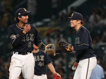 宗佑磨と笑い合う山本由伸