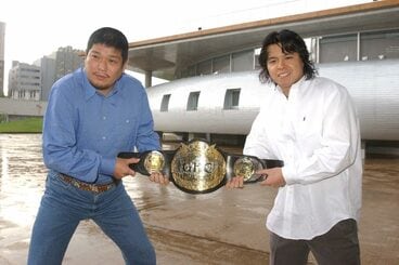 小川良成（右）ともＧＨＣ王座を争った（02年5月）