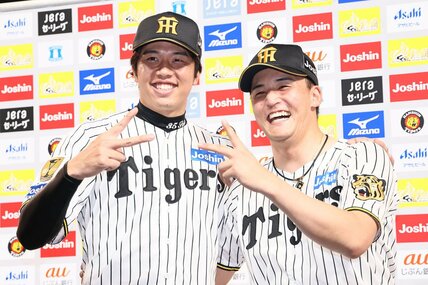 お立ち台でポーズを取る才木浩人(左)と元山飛優