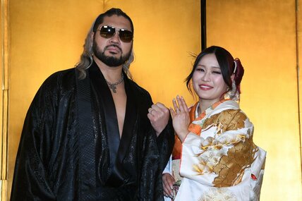 結婚会見で指輪を見せつけたNARAKUとイヨ・スカイ