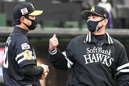 ソフトバンク監督時代の工藤公康氏と小久保ヘッドコーチ(当時=2021年)