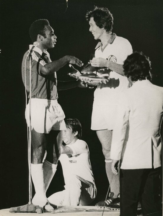 １９８４年、釜本氏の引退試合に駆け付けたペレさん