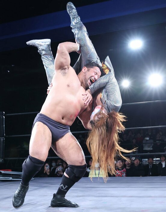 関本に叩きつけられ３カウントを聞いた黒潮ＴＯＫＹＯジャパン