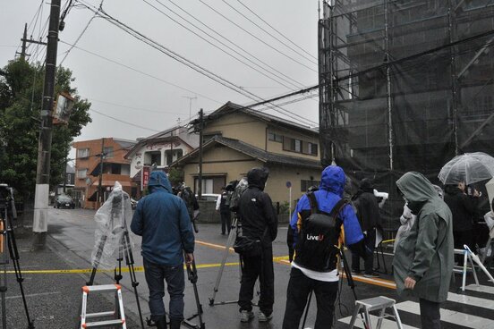 事件現場には大勢の報道陣が集まった