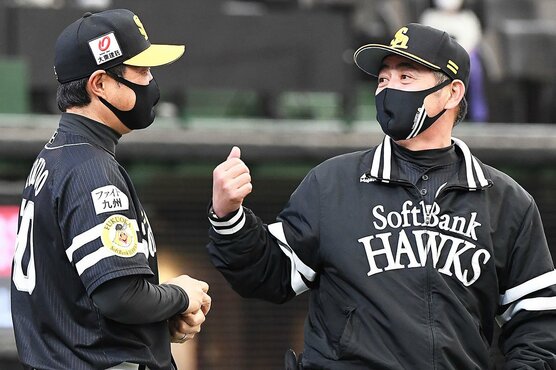 ソフトバンク監督時代の工藤公康氏と小久保ヘッドコーチ(当時=2021年)