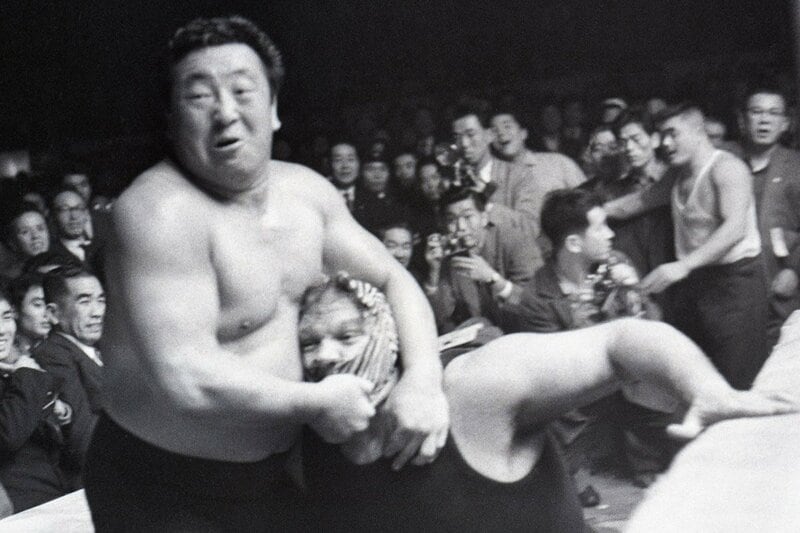 写真：悪党・シマ馬小僧にブチ切れ！力道山 必殺の空手チョップ出さず