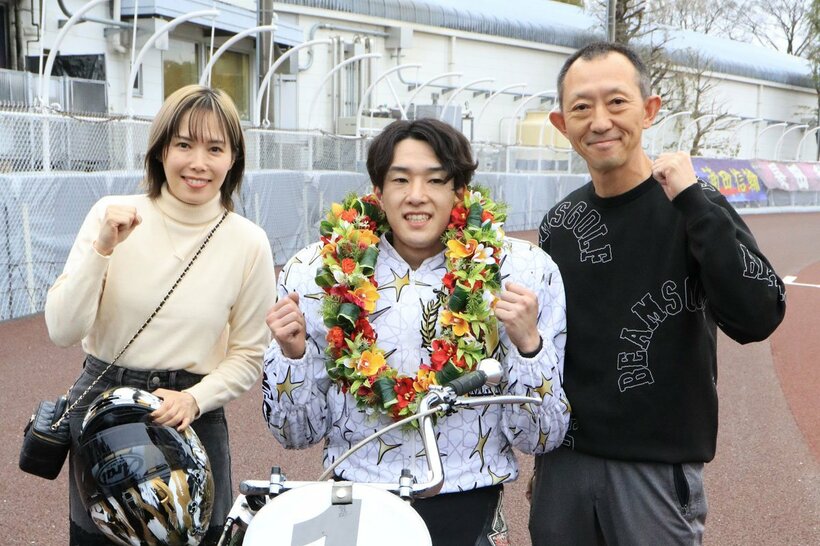 優勝した黒川京介（中央）と佐藤摩弥、若井友和