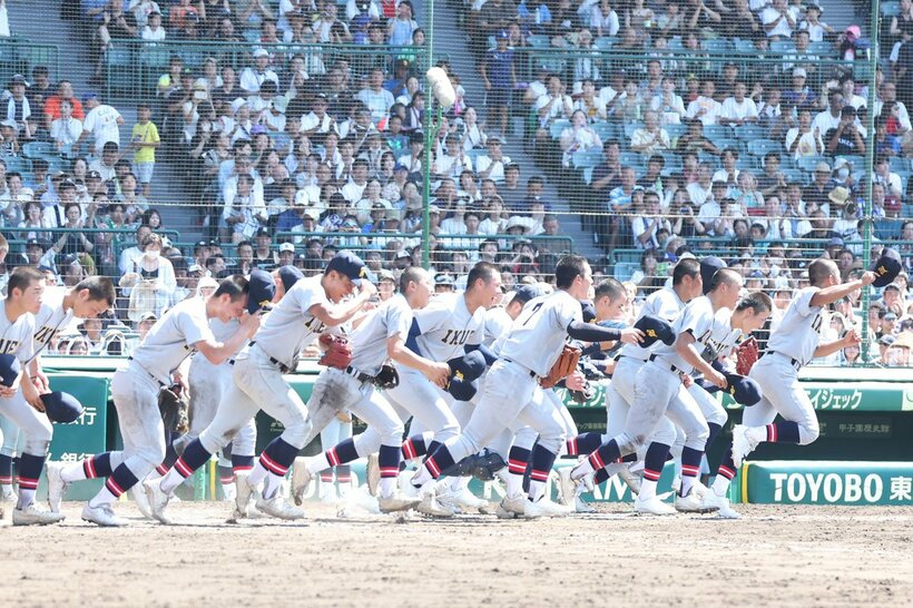 試合に勝利しスタンドに向かって駆け出す仙台育英ナイン