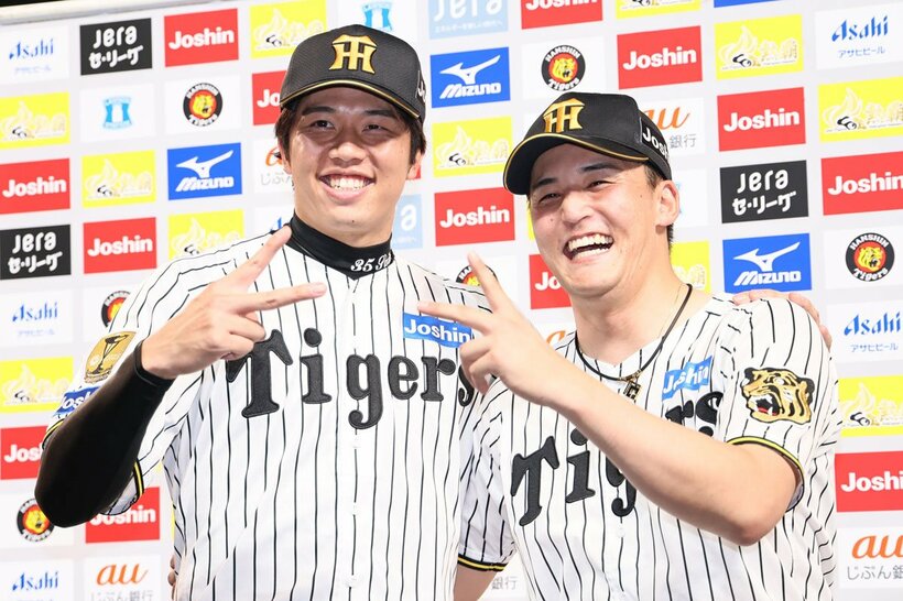 お立ち台でポーズを取る才木浩人（左）と元山飛優