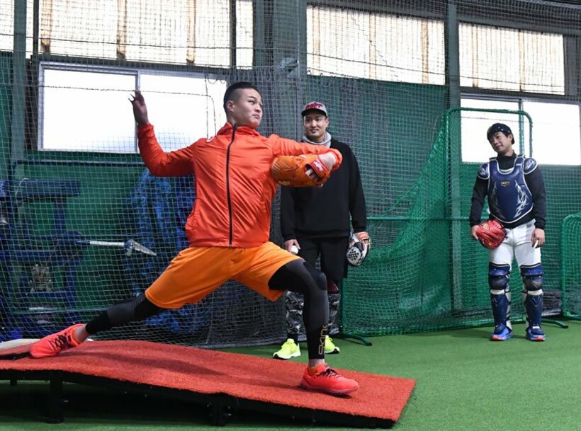  高岸(左)のトレーニングを見守る阪神・秋山(中)と相方・前田