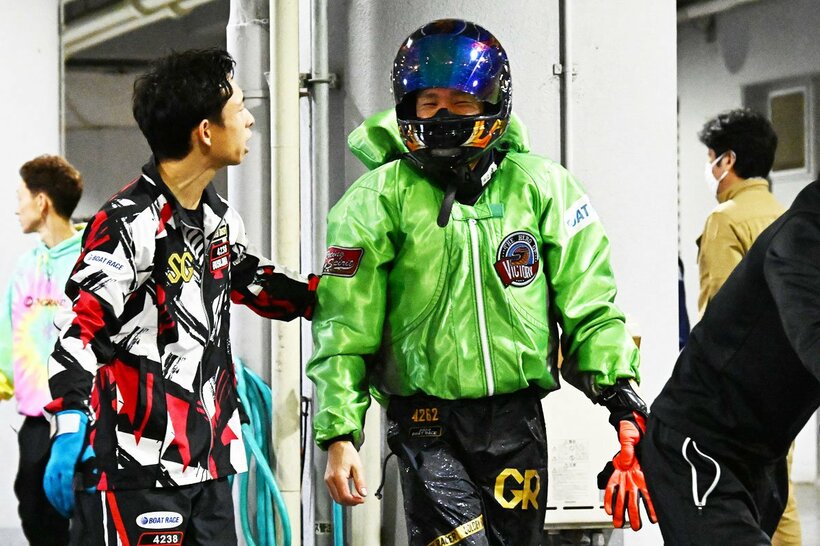 毒島誠(左)に声をかけられ、引き揚げる馬場貴也