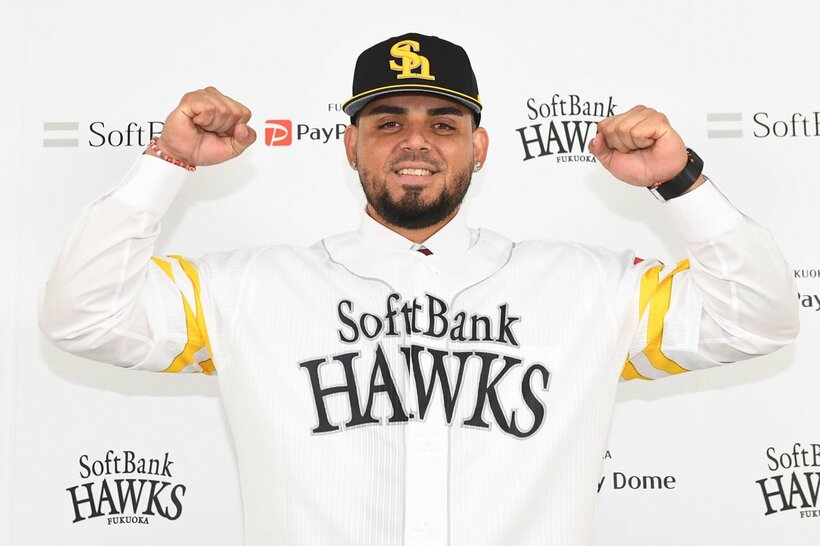 会見でポーズを決めるロベルト・オスナ