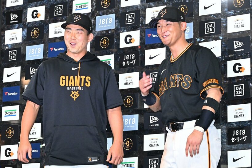 小笠原慎之介(左)とともにお立ち台に上がった巨人・吉川尚輝　