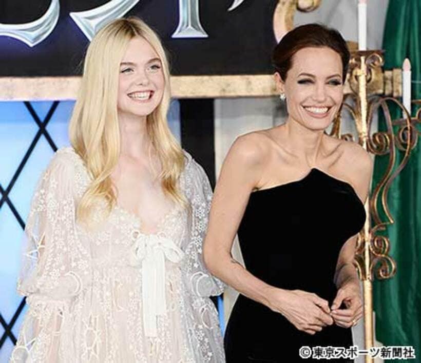 エル・ファニング（左）とアンジェリーナ・ジョリー