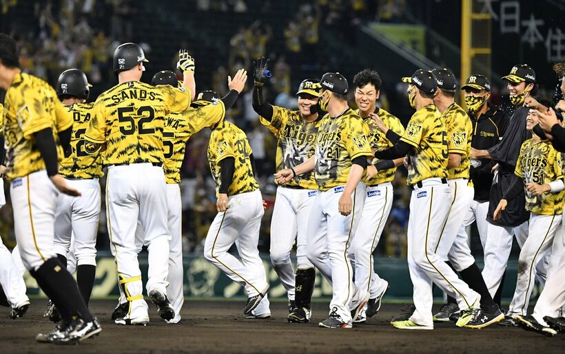  主砲・大山(右)の隣で勝利の喜びをかみしめる阪神・佐藤輝