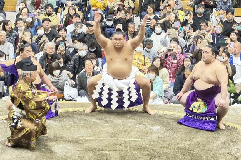 横綱土俵入りを行う豊昇龍（中央）
