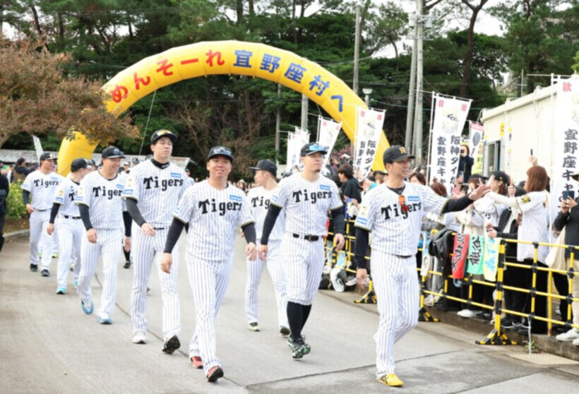 パレードする藤川球児監督（右）と選手たち