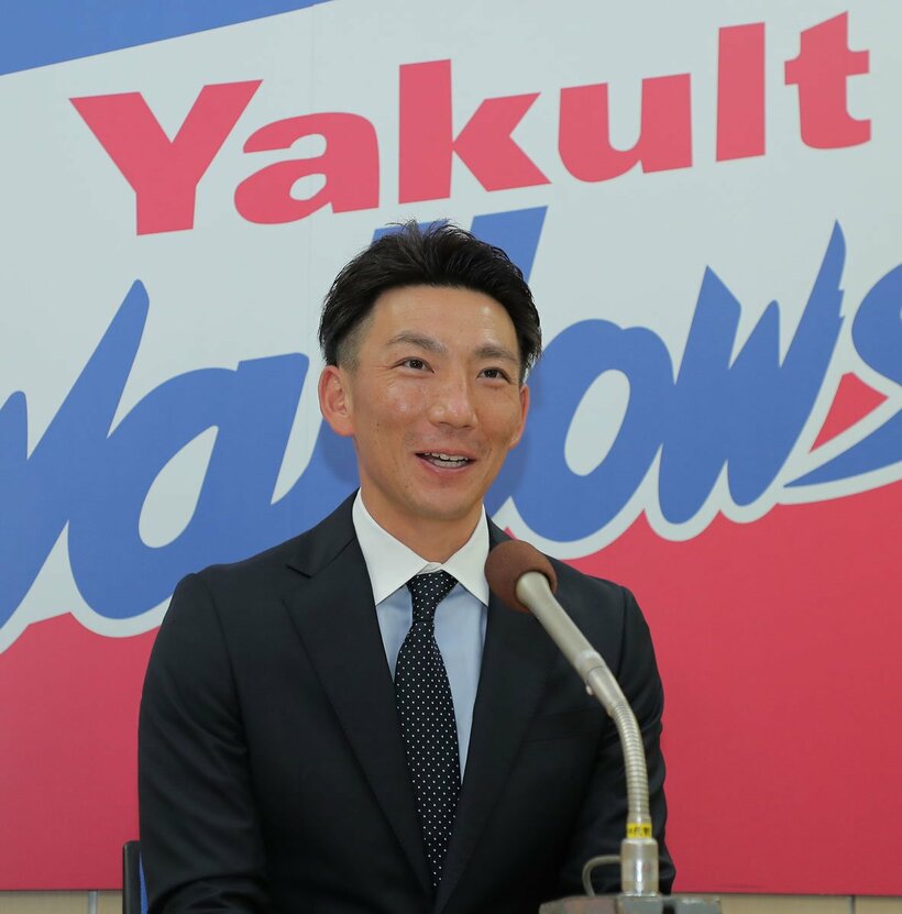  契約を更改し会見するヤクルト・嶋（代表撮影）