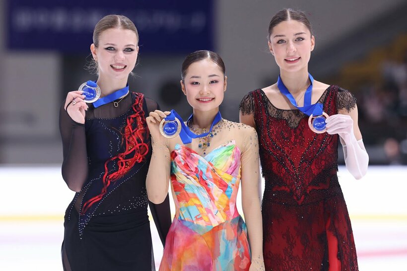 ロシア勢のトルソワ(左)、フロロワ(右)を抑えて優勝を飾った島田麻央