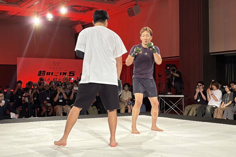 公開練習を行った朝倉未来(右)
