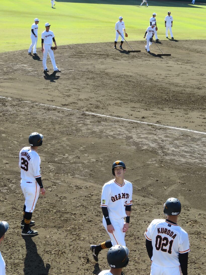  休日返上で練習する若林晃弘（中央）、吉川尚輝（左）ら(東スポWeb)