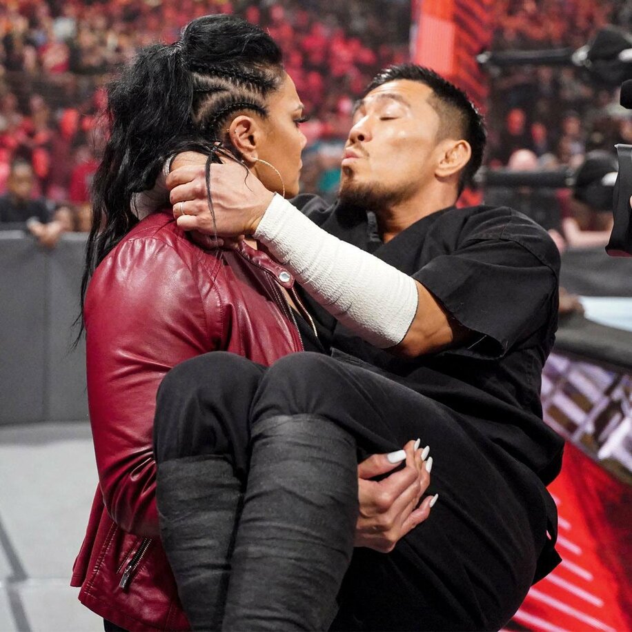  タミーナ(左)にキスを迫る戸澤陽(©2022 WWE, Inc. All Rights Reserved.)