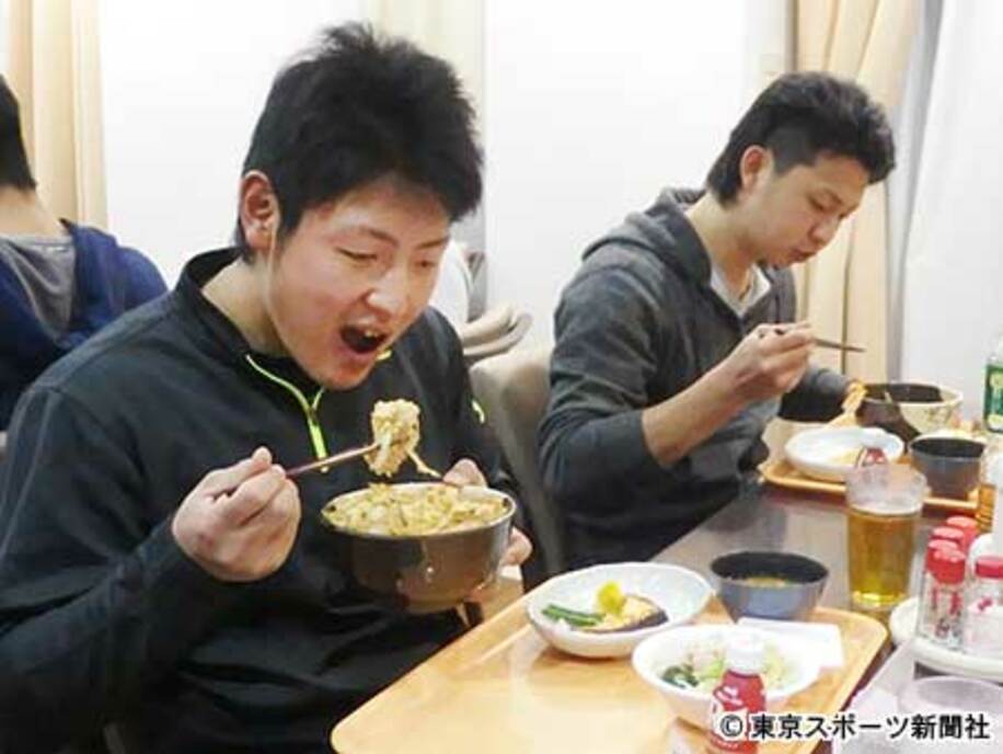 栄養学勉強会に出席した後の夕食でカツ丼を食べる岡本（左）