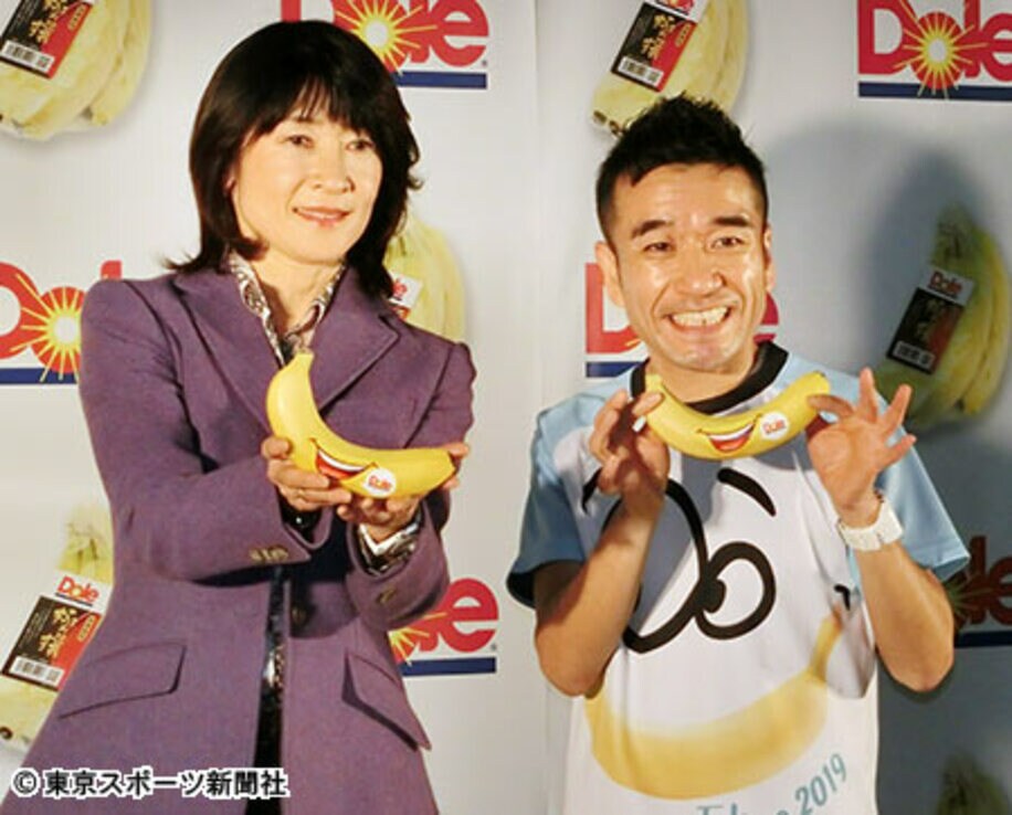  バナナを手に笑顔を見せる谷川真里（左）と猫ひろし