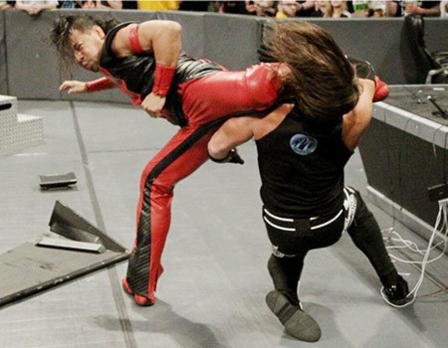  場外でAJ（右）に襲いかかった中邑は強烈なキンシャサ・ニー・ストライクを見舞った（Ｃ）2018　WWE,　Inc.　All　Rights　Reserved.