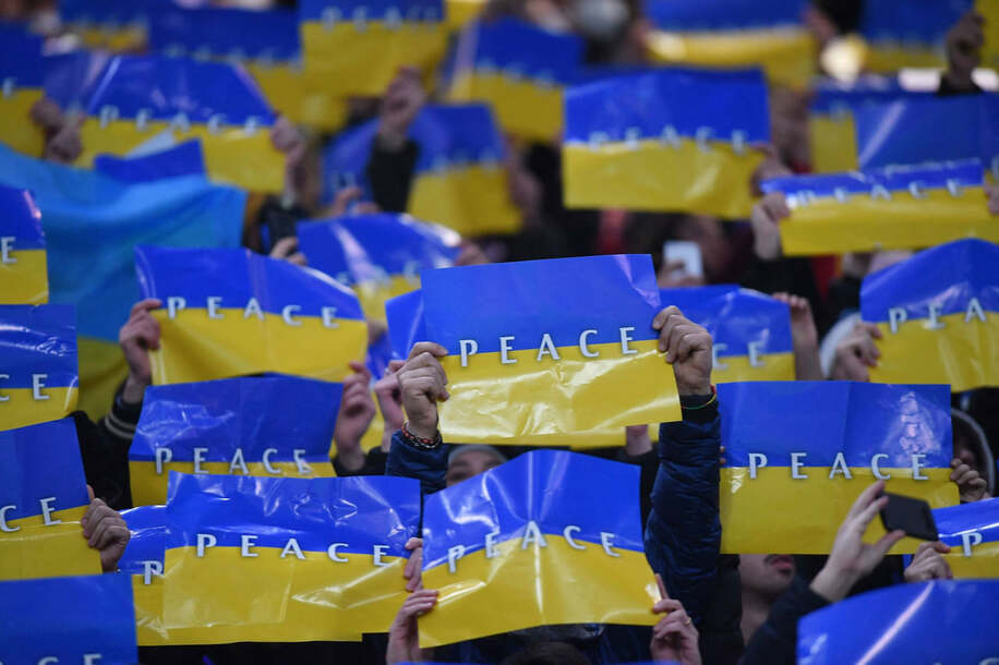  スタジアムでもウクライナの平和を求める声が上がるが（ロイター）