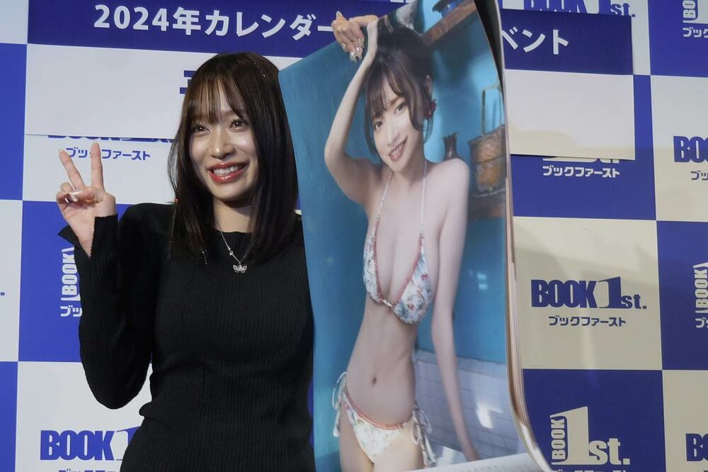 初のカレンダーをめくって青井春がピースサイン