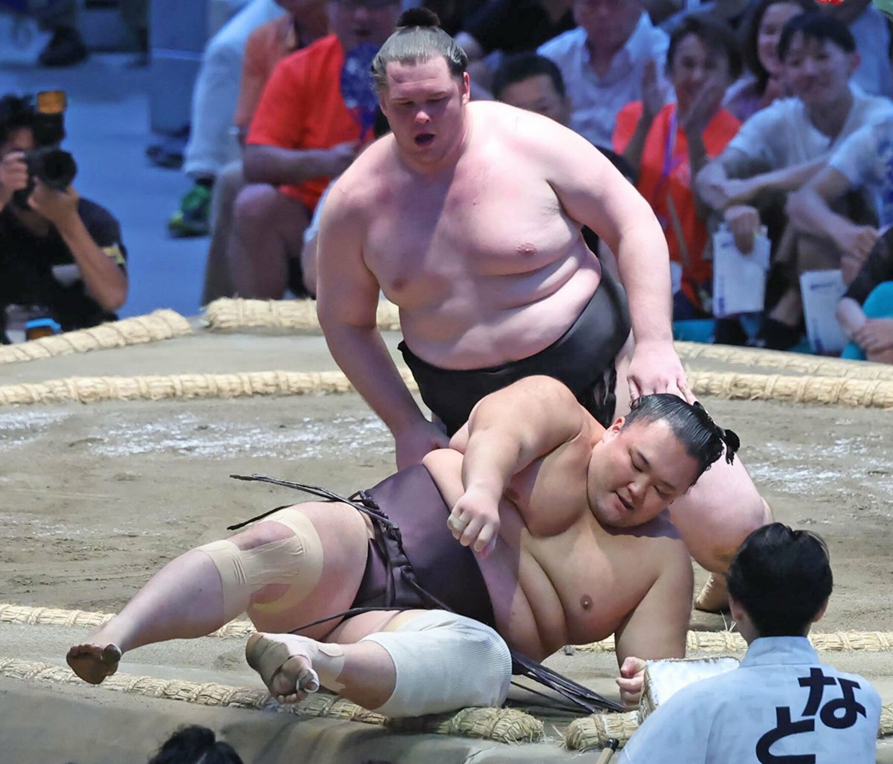 獅司は朝乃山を下し２敗をキープ