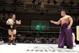 リング上で対峙した王者・火野(左)と飯野〝not セクシー〟雄貴
