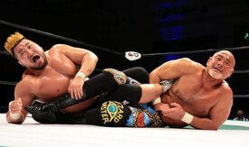  マサ北宮(左)の挑戦を退けたＧＨＣ王者・武藤敬司