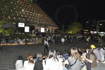会場に入れなくても…嵐の最後を見守る大勢のファン