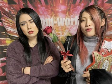  舞華（左）に赤いバラを手渡す王者・林下詩美（Ⓒスターダム）