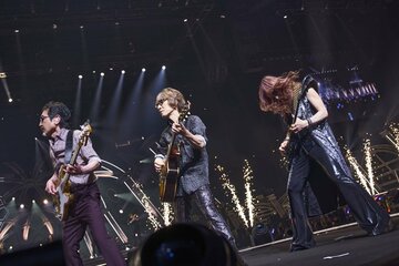Ｋアリーナ横浜でコンサートを行ったTHE ALFEEの桜井賢(左)、坂崎幸之助(中)、高見沢俊彦