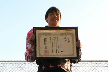 東スポ杯を制し賞状を手にする青山周平