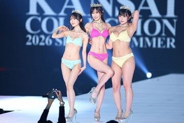 ポーズを決める村雨芙美(左)、熊田曜子(中)、柚乃りか