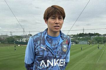 練習後に取材に応じるMF脇坂泰斗