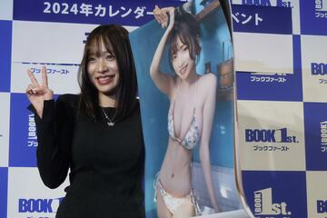 初のカレンダーをめくって青井春がピースサイン